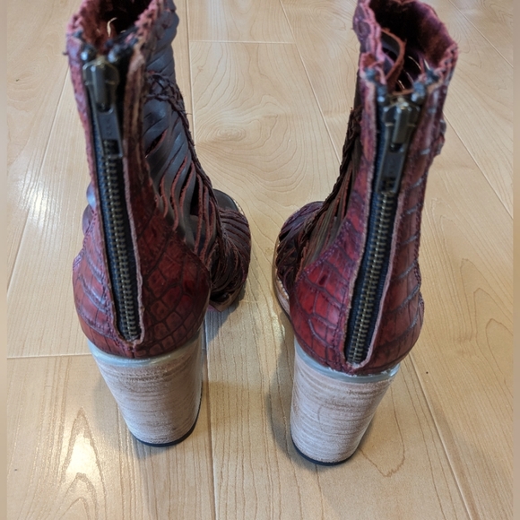 Free Bird Sandals - Picture 2 of 5